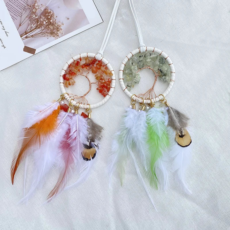 Des attrape-rêves colorés avec des perles, des plumes et des motifs d'arbre de vie en cristal.
