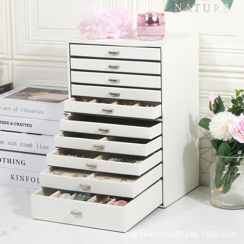 Boîte à bijoux sur une coiffeuse avec accessoires de décoration