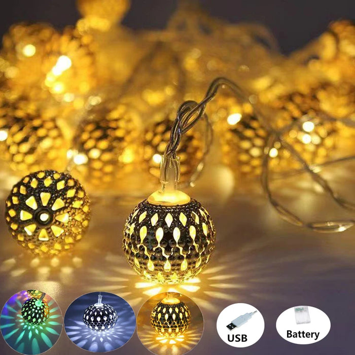 Guirlande lumineuse boule marocaine dorée LED allumée dans une chambre