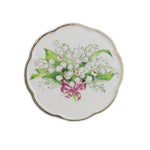 Magnifique bouquet de fleurs de muguet sur fond blanc avec un joli ruban rose.