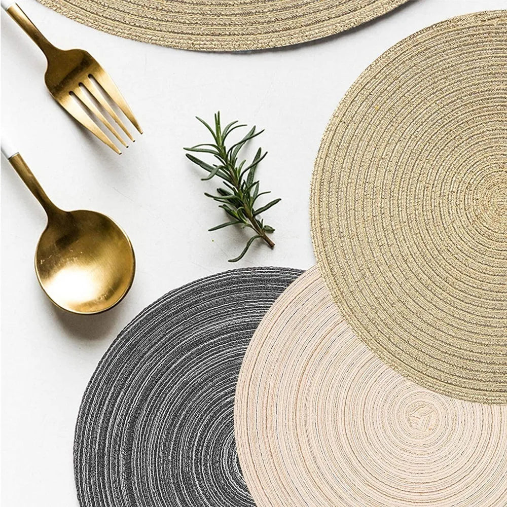 Set de 6 sets de table ronds en tissu tressé beige dans une salle à manger moderne
