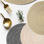 Set de 6 sets de table ronds en tissu tressé beige dans une salle à manger moderne