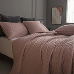 Détail du matelassé de la housse de couette taupe