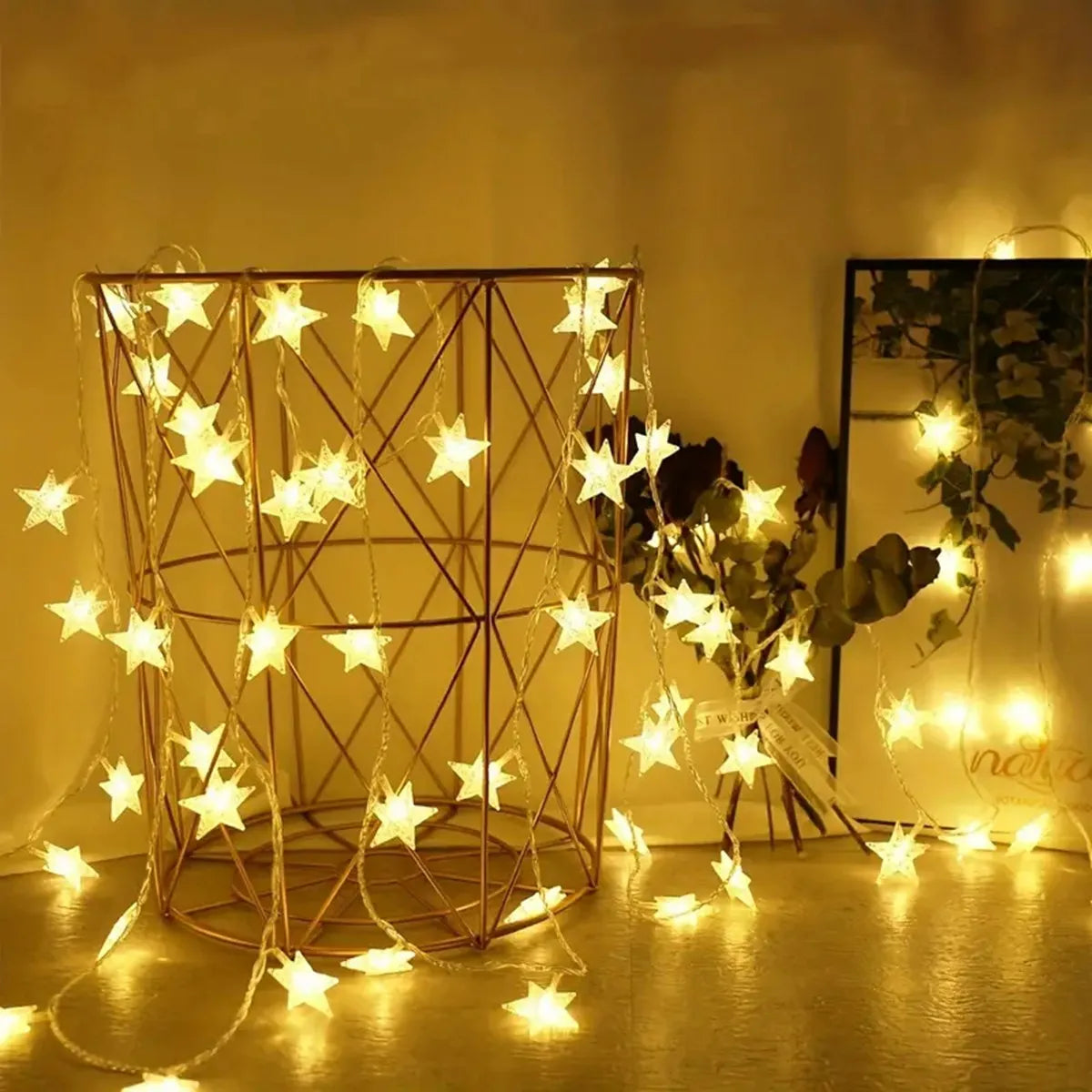 Installation de la guirlande LED à piles sur un mur de salon
