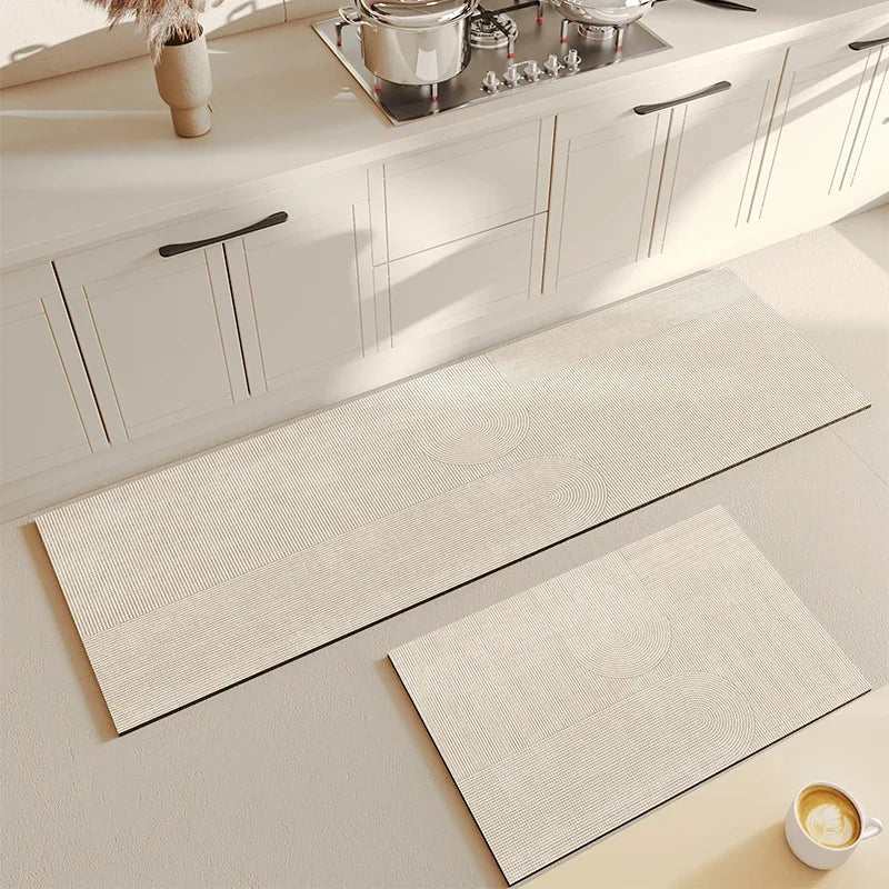 Deux tapis antidérapants dans une cuisine blanche et épurée, créant une surface confortable et minimaliste.