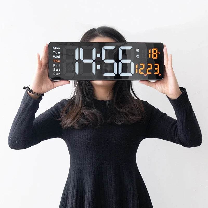 Détail de l'affichage température et date sur horloge murale numérique
