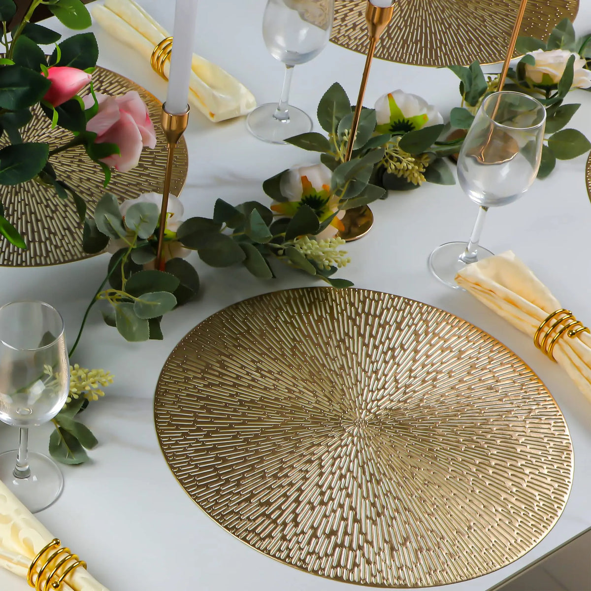 Set de table doré associé à une vaisselle blanche et des couverts