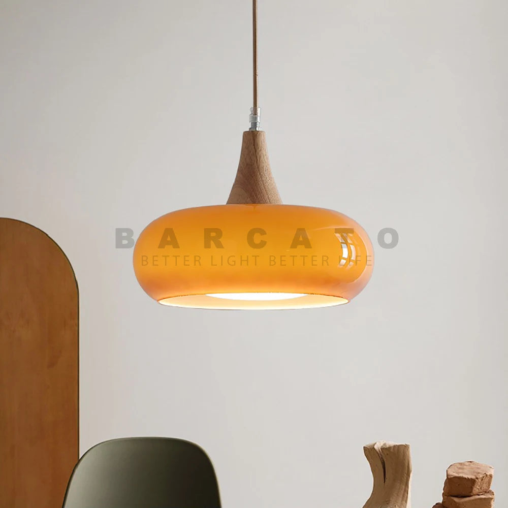 Détail du design du lustre orange avec ampoule E27 incluse