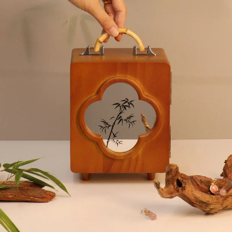 Boîte à bijoux en bois blanc fermée avec design polyèdre sur une table de décoration