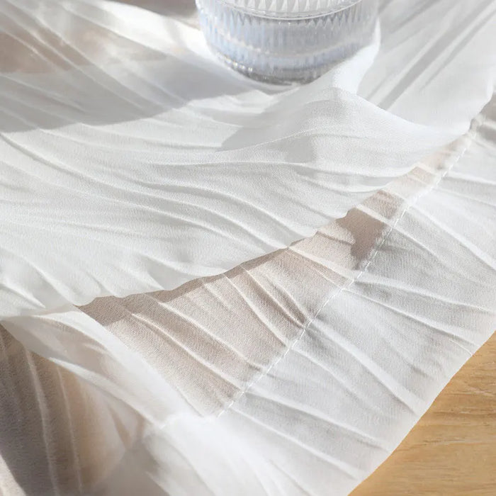 Rideau en tulle de mousseline blanc suspendu dans un salon moderne