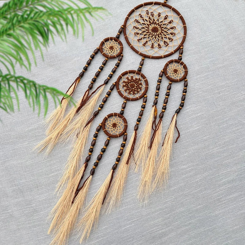 Un magnifique attrape-rêves artisanal orné de cercles concentriques, de perles en bois et de franges dorées, créant une œuvre d'art décorative et mystique.