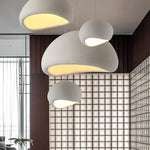 Lampe décorative jaune clair dans une chambre à coucher épurée
