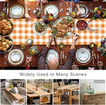 Table décorée pour un repas convivial, avec de nombreux plats aux couleurs automnales, entourée de différents éléments de mobilier tels que table, chaises, buffet et patio.