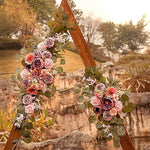 Décoration d'événement avec arc floral en extérieur