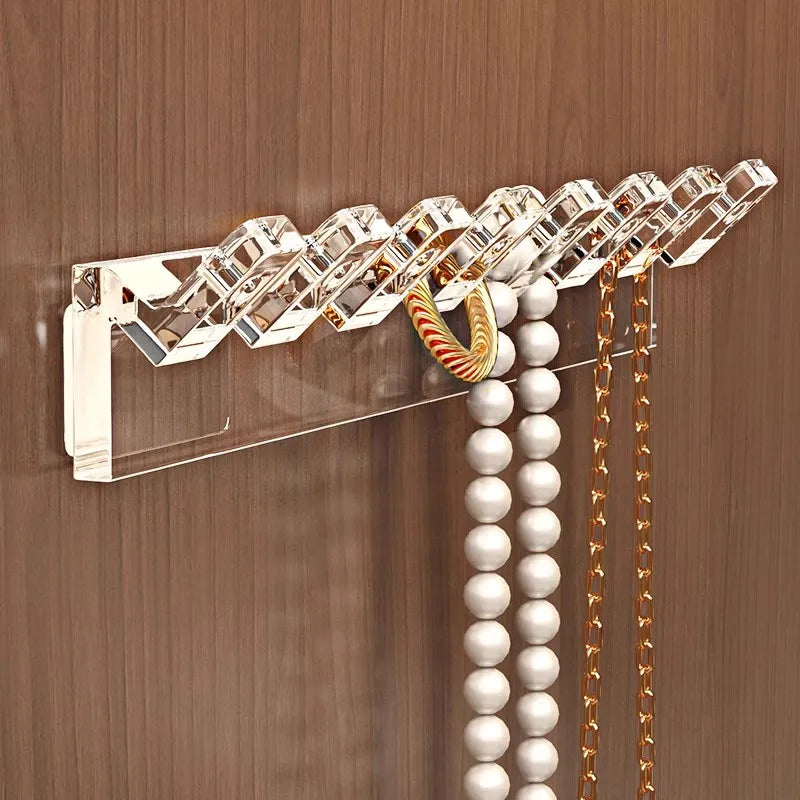 Vue de face du porte-bijoux mural dans un intérieur moderne