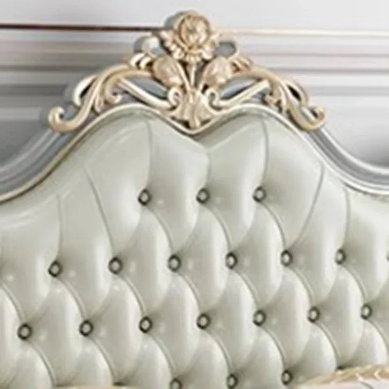 Lit assemblé dans une chambre moderne avec décoration neutre