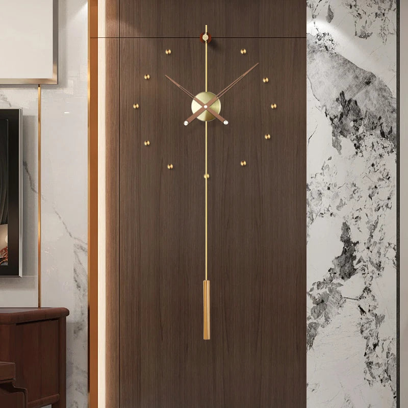 Grand miroir horloge murale design moderne couleur or dans un salon contemporain