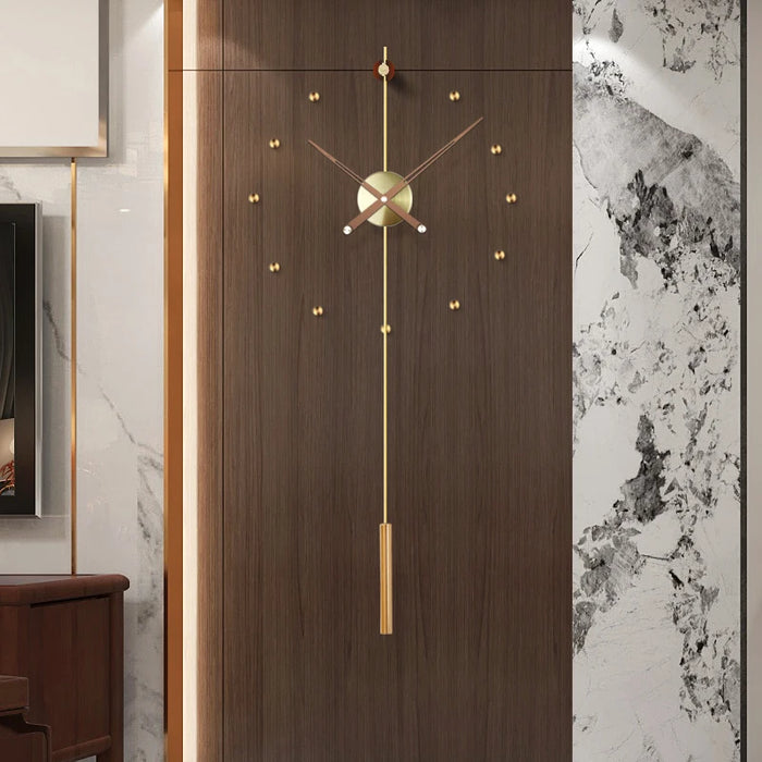 Grand miroir horloge murale design moderne couleur or dans un salon contemporain