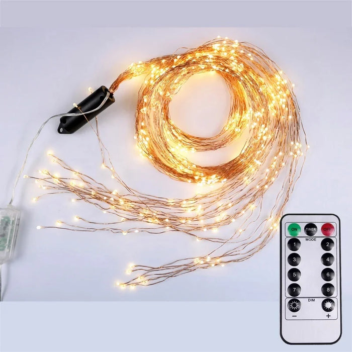 Guirlande LED cascade blanc chaud sur sapin de Noël