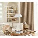 Rideaux occultants beige pour salon moderne, optimisant la lumière et offrant une ambiance chaleureuse. Décoration intérieure élégante avec un canapé confortable et une table basse en verre. Idéal pour un style épuré et sophistiqué.