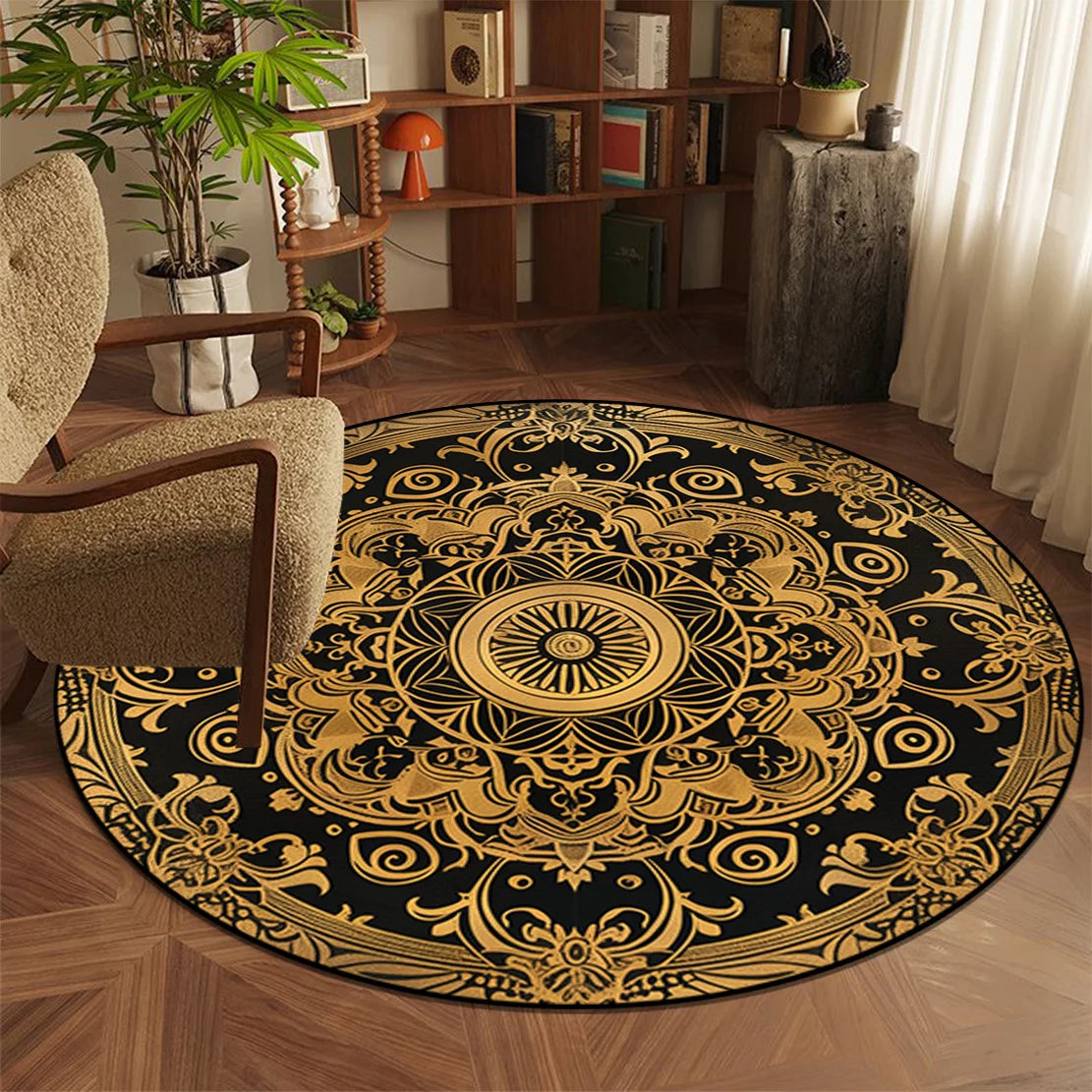 Un tapis rond décoratif aux motifs dorés et noirs, avec un design de mandala élaboré, qui crée une atmosphère chaleureuse et zen dans cette pièce.