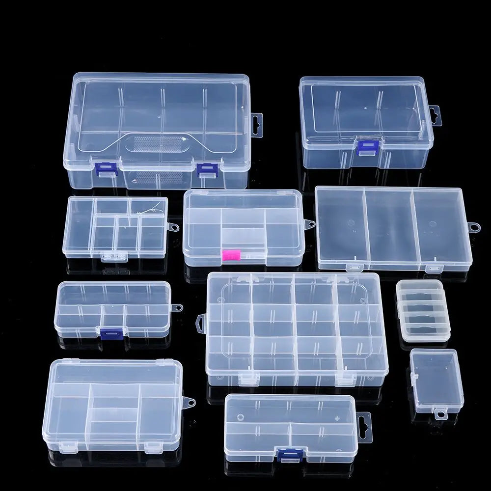 Vue de dessus de la boîte de rangement transparente montrant son contenu organisé