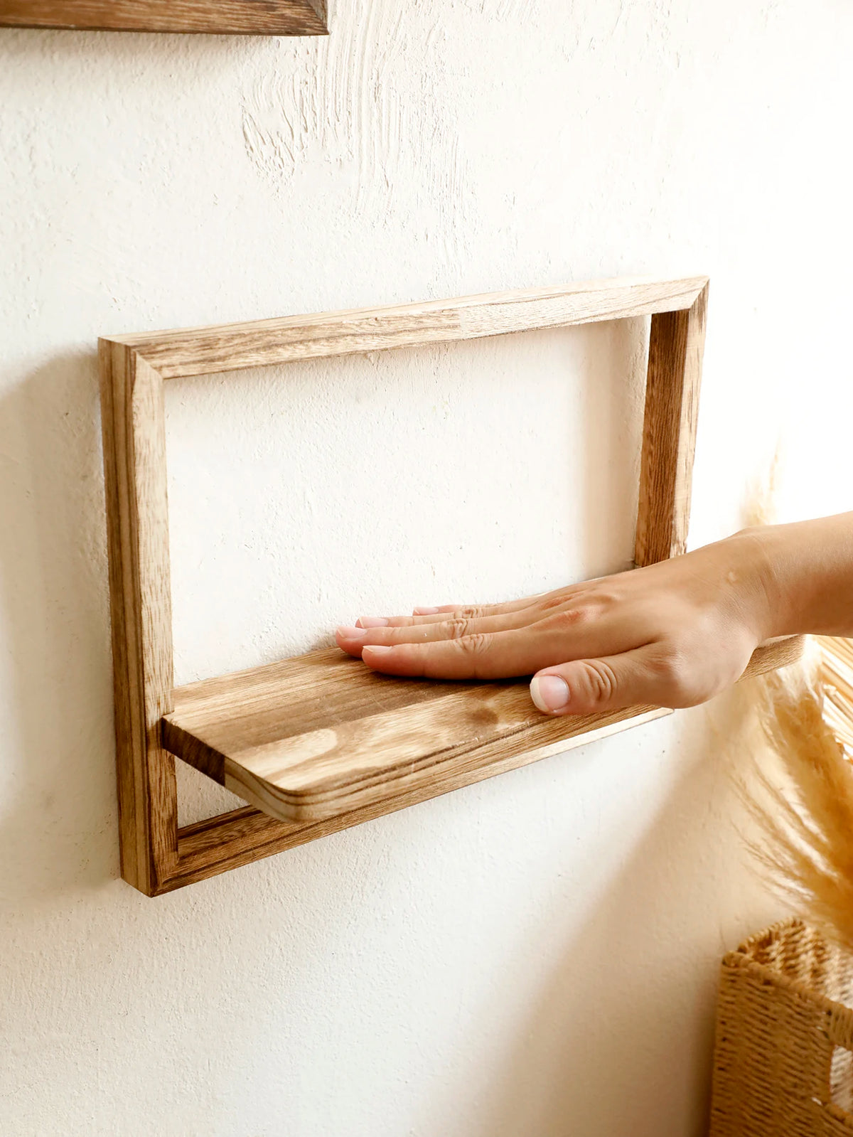 Étagère marine avec petits objets décoratifs dans un couloir
