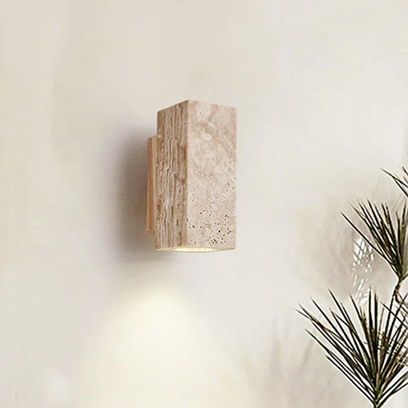Détail de la texture du travertin et de l'éclairage LED