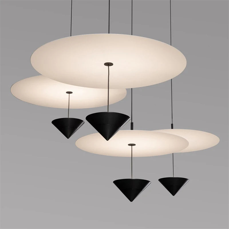 Lampe LED conique suspendue noire design Art Déco éclairant une salle à manger