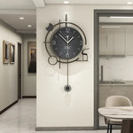 Horloge murale pivotante en bois scandinave noire vue de face