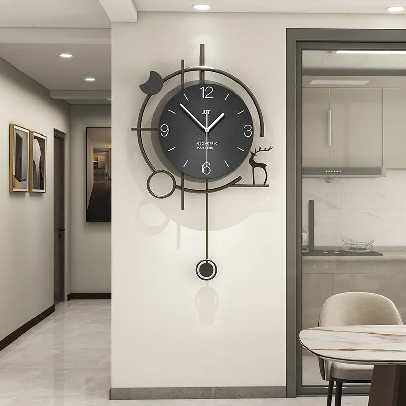 Horloge murale pivotante en bois scandinave noire vue de face
