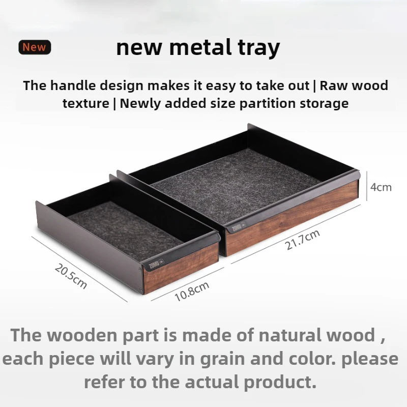 Support de présentation en métal noir avec plateau en bois massif sur un bureau moderne