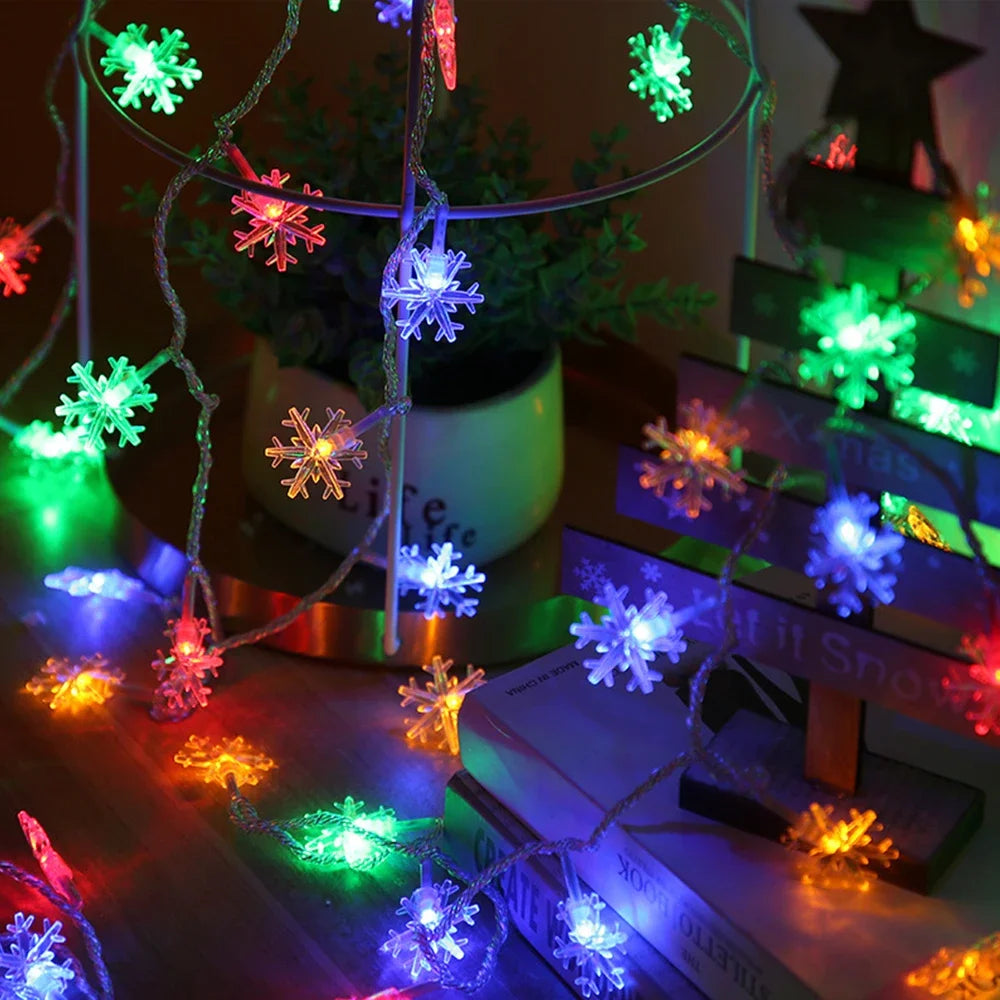 Guirlande lumineuse accrochée sur un mur avec lumière colorée