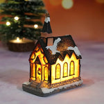 Maison miniature LED couleur olive dans un décor festif