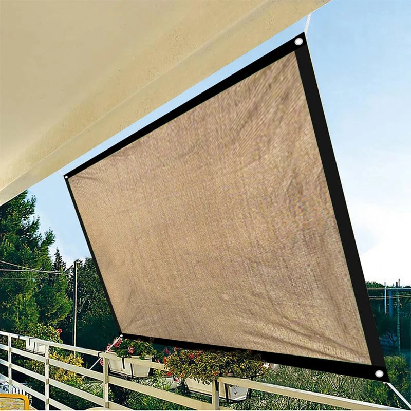 Voile d'ombrage protégeant une piscine du soleil
