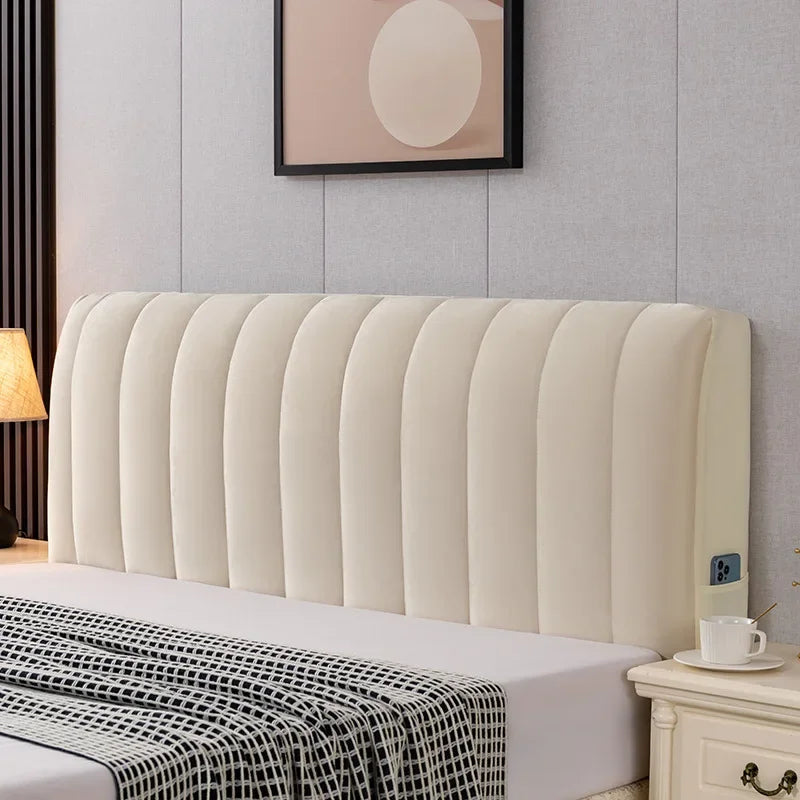 Housse de tête de lit en velours matelassé rouge sur un lit moderne