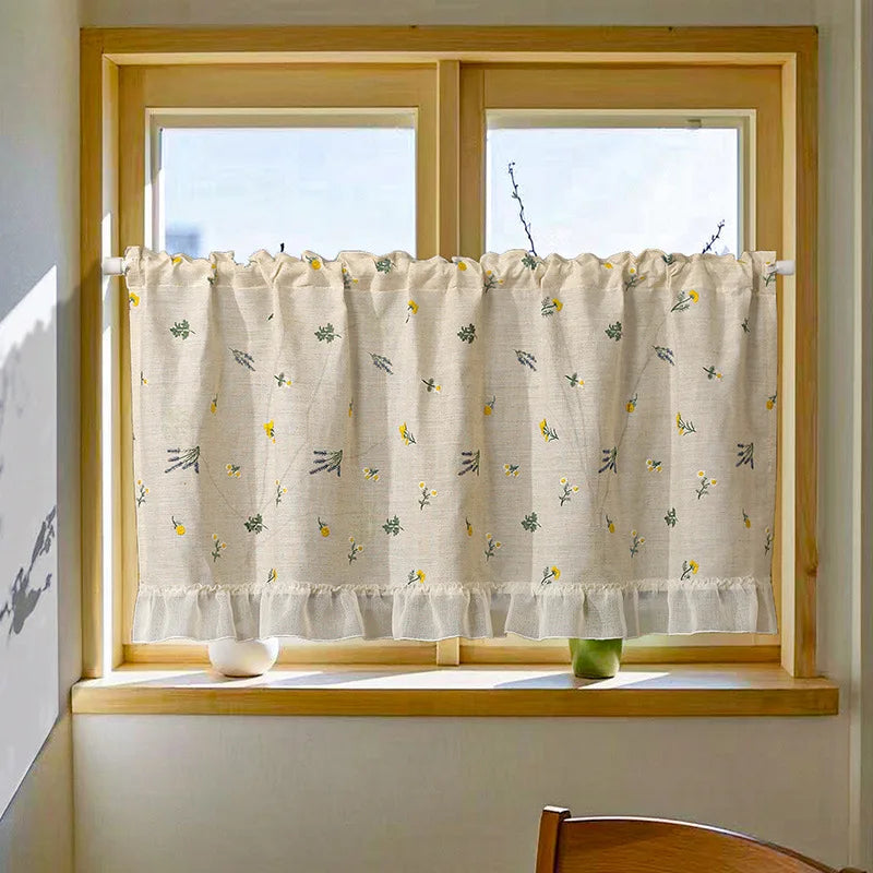 Rideau court beige floral avec tige traversante pour installation facile