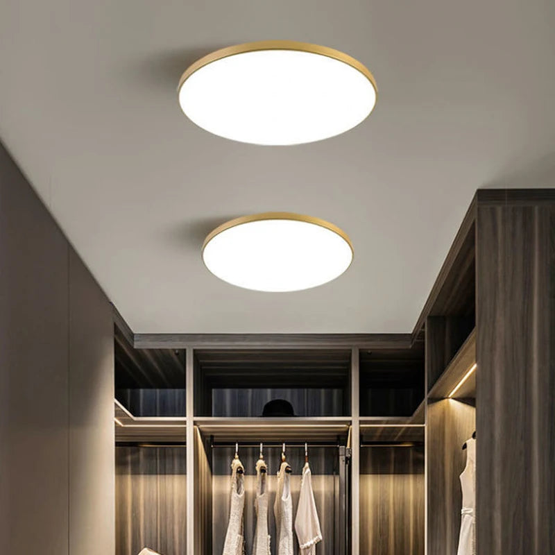 Plafonnier LED ultra-mince blanc éclairant un salon contemporain