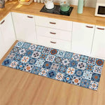 Le tapis de cuisine décore le sol avec ses carreaux multicolores de style vintage présentant différents motifs floraux.
