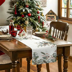 Une table de salle à manger décorée pour Noël avec un magnifique sapin illuminé, des plats traditionnels et des accessoires festifs.