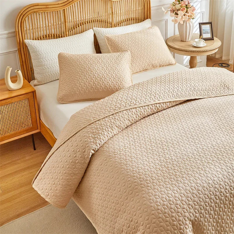 Couvre-lit beige léger 3 pièces sur lit queen