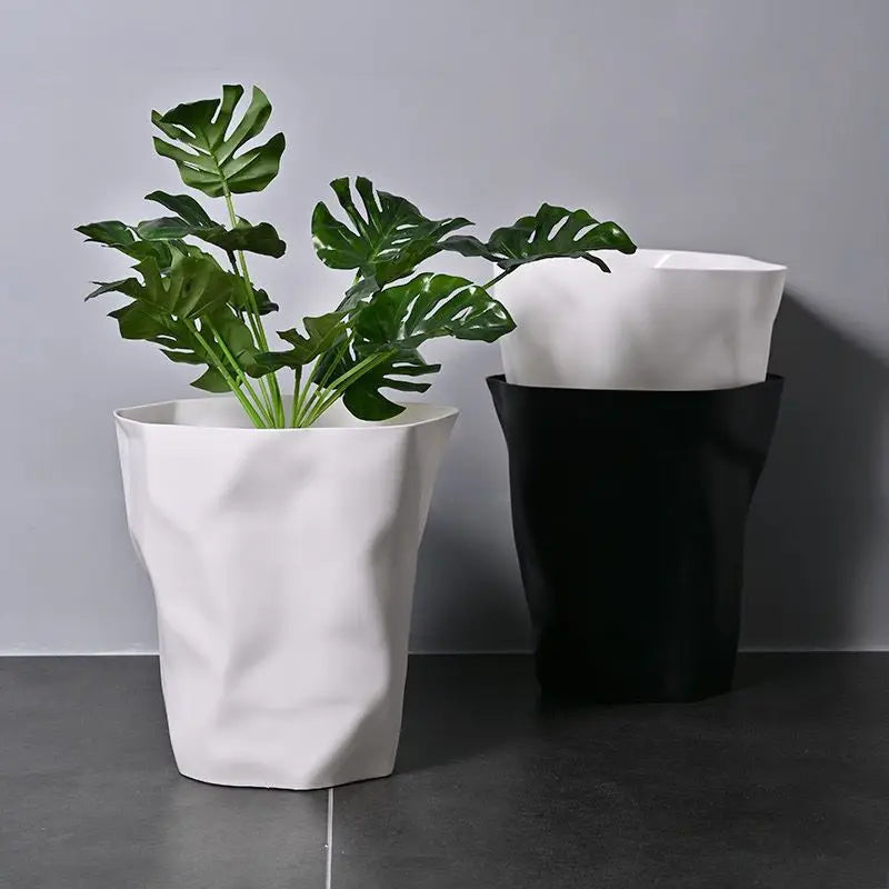 Détail du design irrégulier de la poubelle en PP écologique