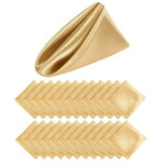 Serviettes de table carrées en tissu satiné doré, empilées et disposées avec soin pour créer une composition élégante et harmonieuse.