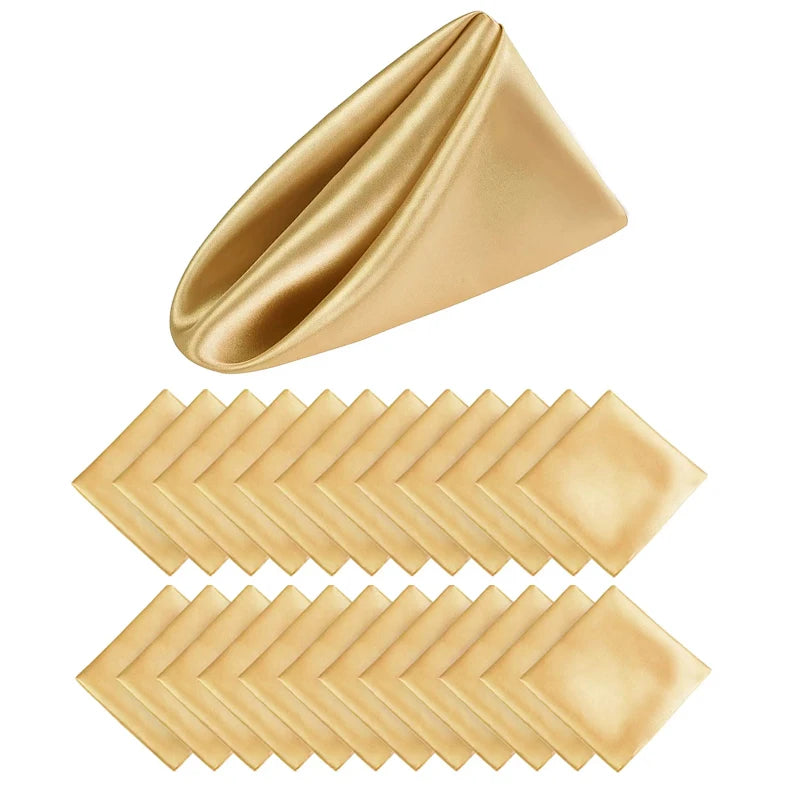 Serviettes de table carrées en tissu satiné doré, empilées et disposées avec soin pour créer une composition élégante et harmonieuse.