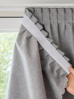 Rideau gris élégant avec œillets, design moderne pour décoration intérieure, idéal pour salon ou chambre, installation facile, ajustement parfait pour fenêtres standard.