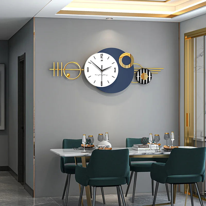 Horloge murale circulaire bleue avec aiguilles sur fond blanc