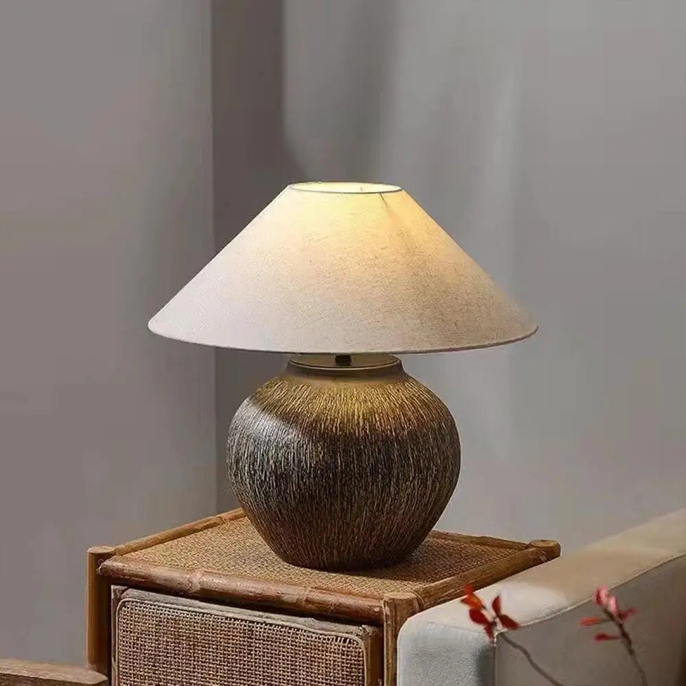 Lampe de chevet japonaise allumée créant une ambiance tamisée