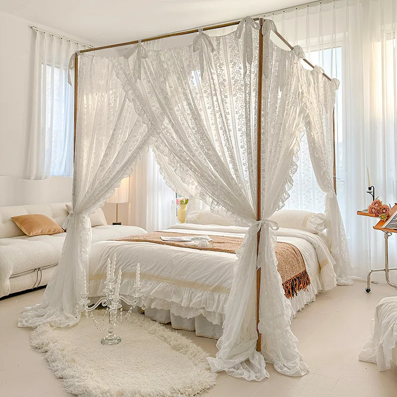 Une chambre élégante et romantique dotée d'un lit à baldaquin drapé de rideaux blancs en dentelle et de touches de couleurs douces, créant une ambiance sereine et accueillante.
