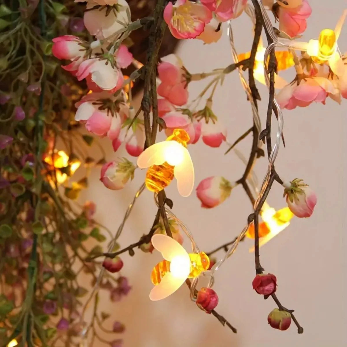 Détail des abeilles LED sur la guirlande lumineuse pour décoration