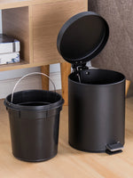 Mini poubelle ronde noire 3L avec couvercle dans une salle de bain moderne